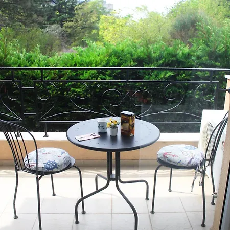 1-bedroom With Pool & Free Parking, 300 M To The Apartment *