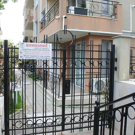 1-bedroom With Pool & Free Parking, 300 M To The Pomorie